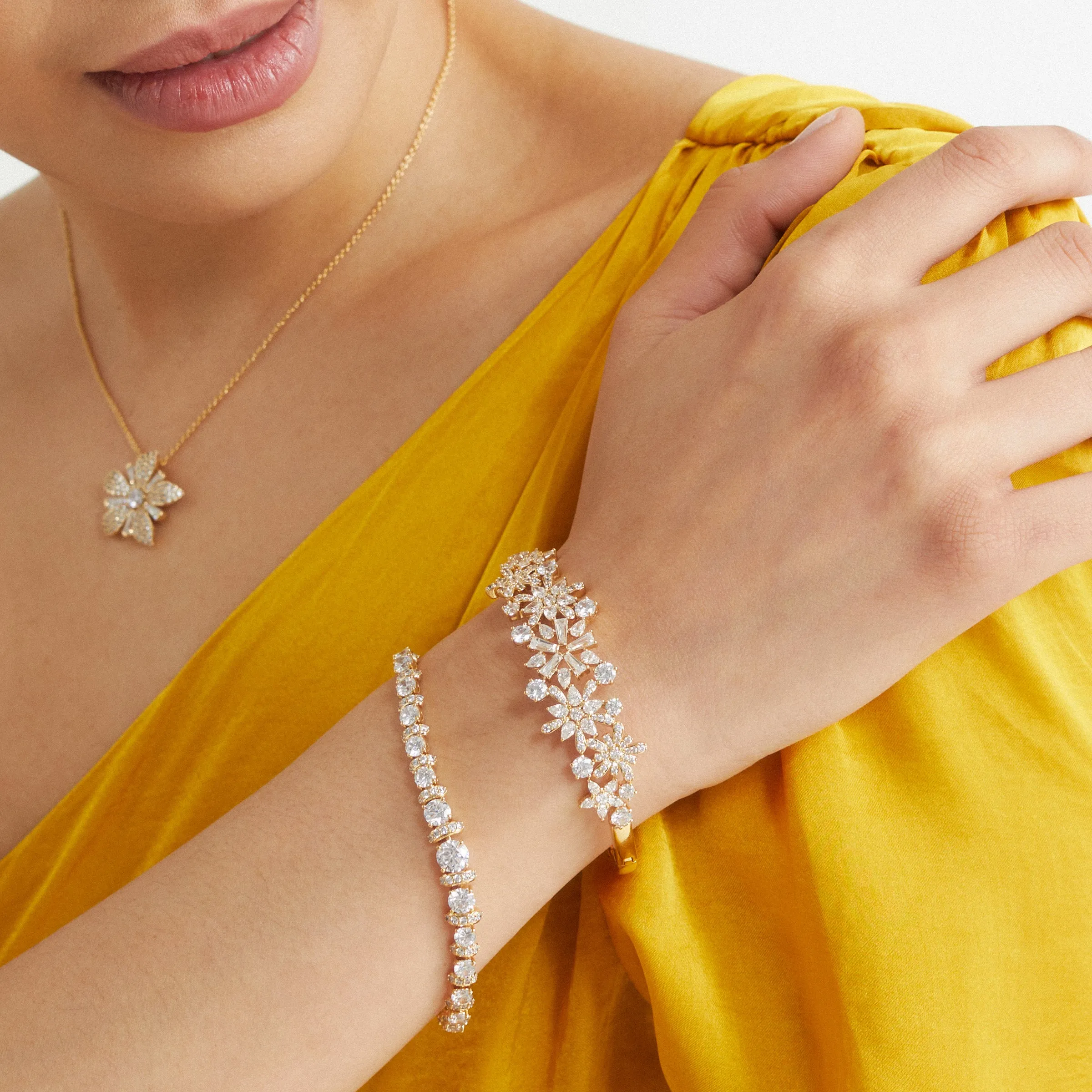 FREYA FLOWER HINGED BRACELET