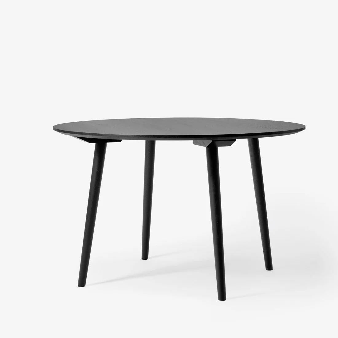 In Between Round Dining Table SK4 by &Tradition