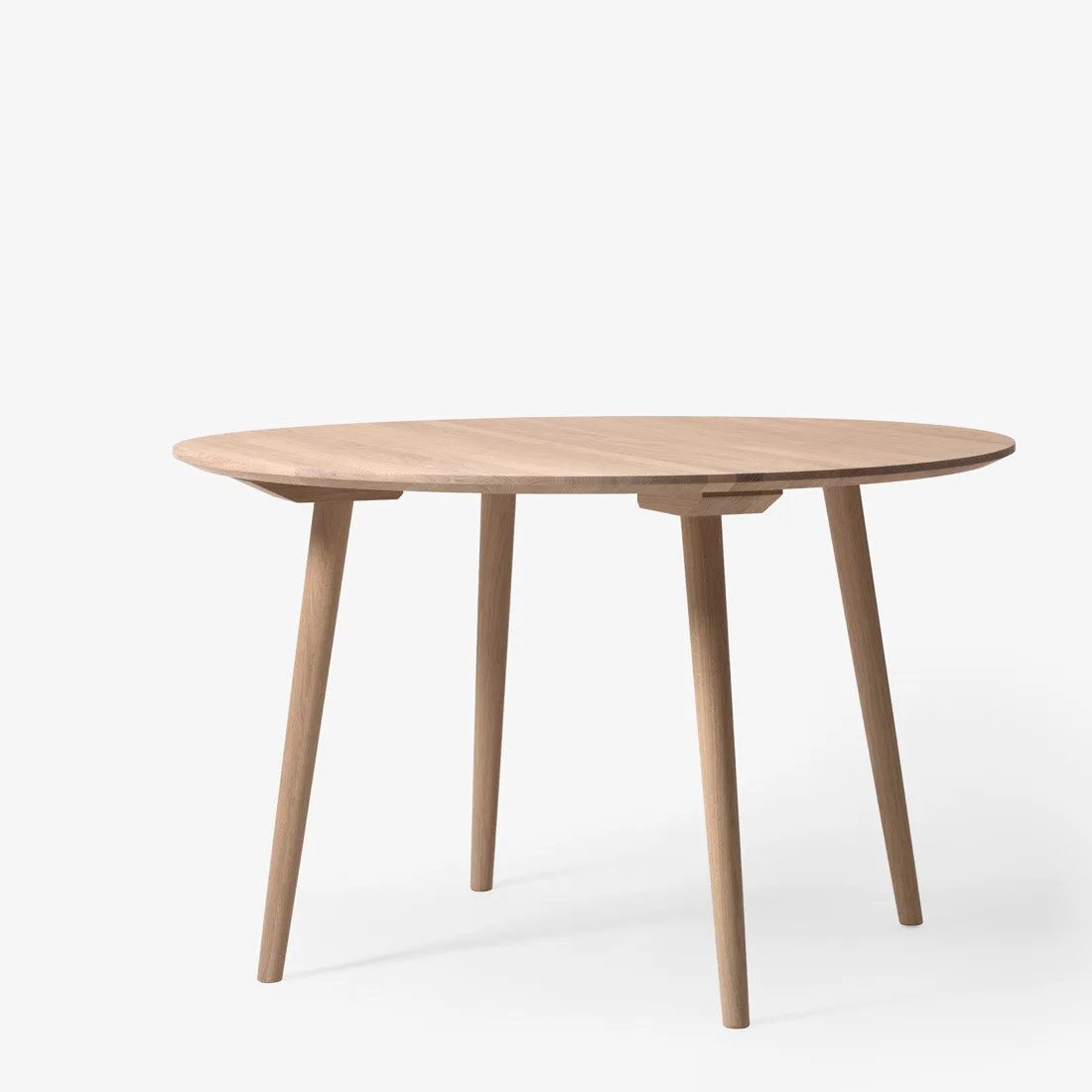 In Between Round Dining Table SK4 by &Tradition