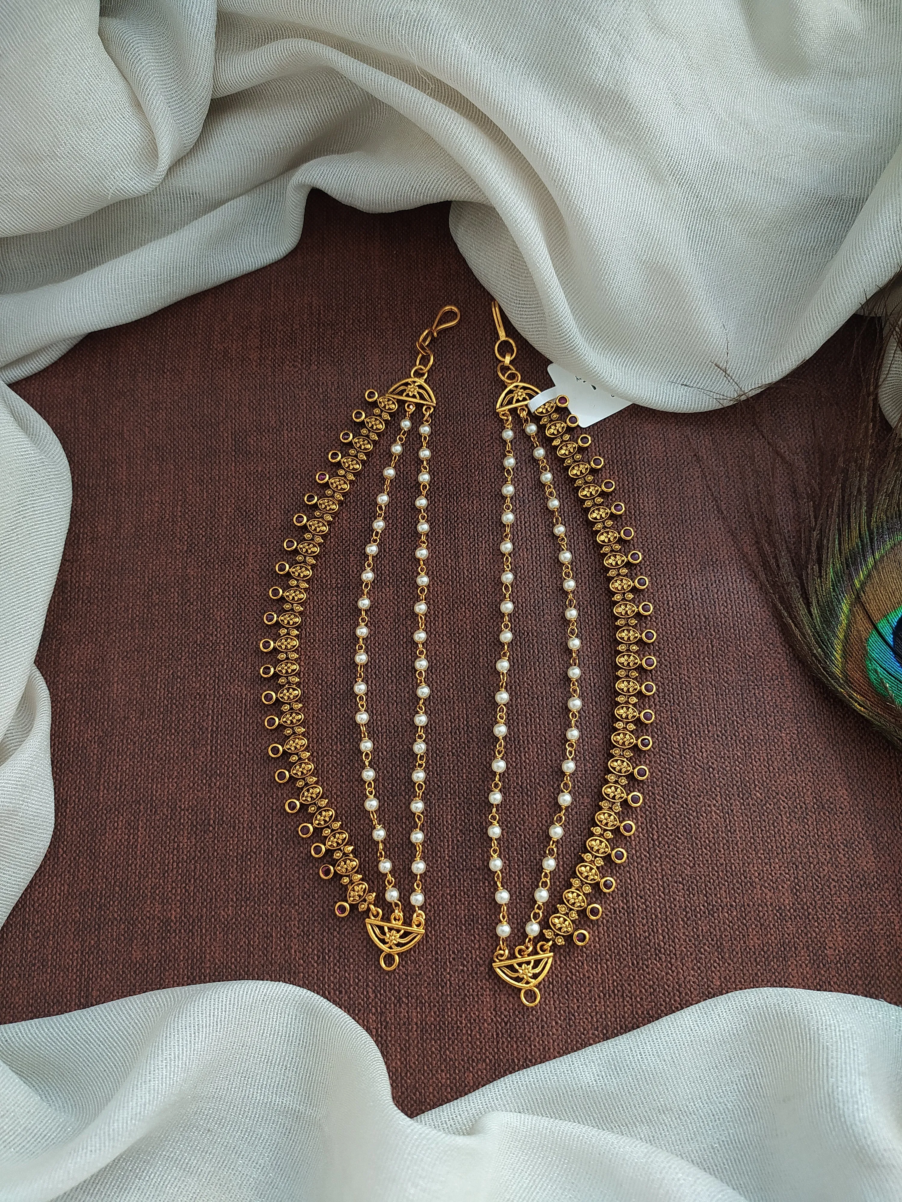 Simple Antique Maatil with Kemp Stones