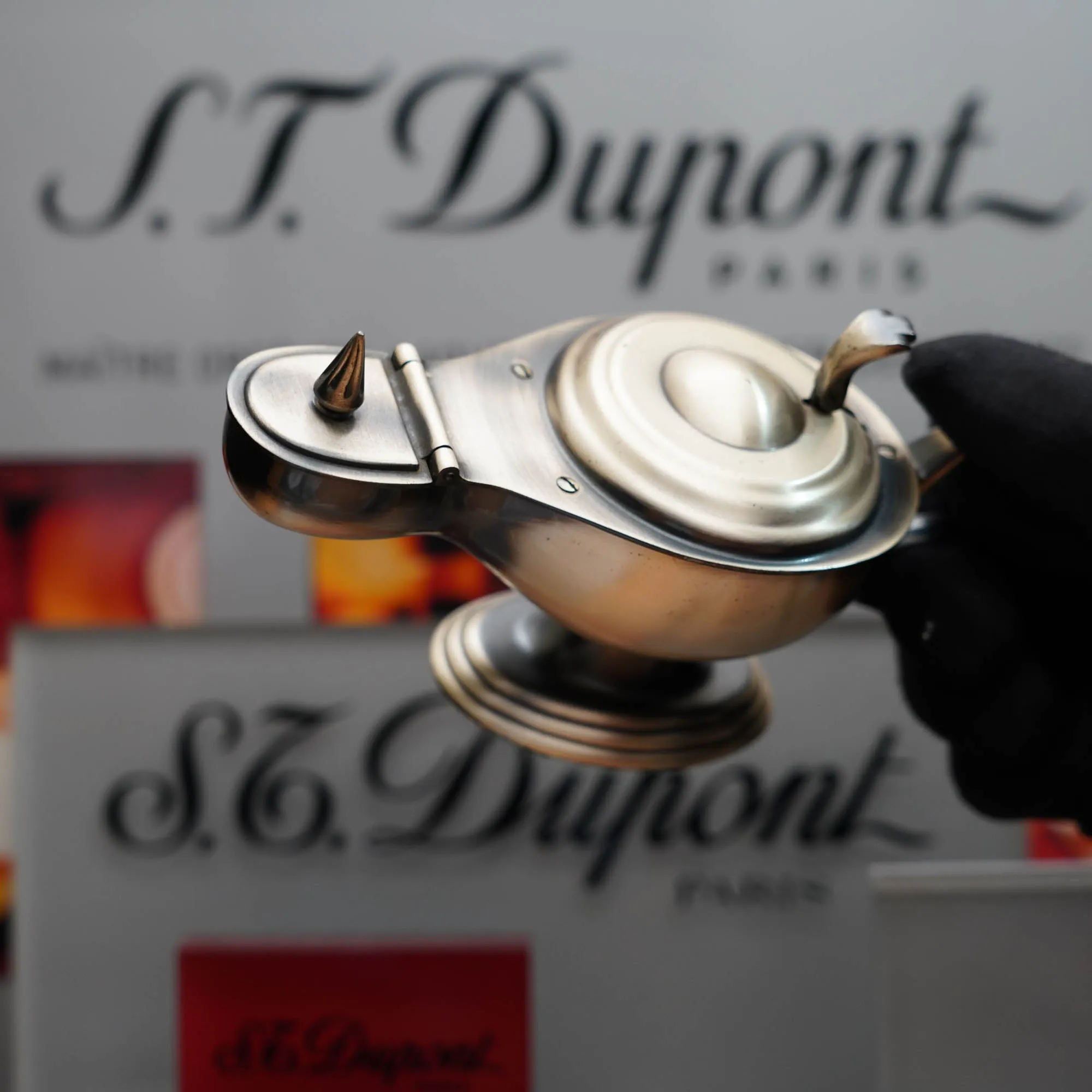 Vintage 1940 Dunhill Aladdin's Lamp Oxidated Silver Pattern Finish table Lighter